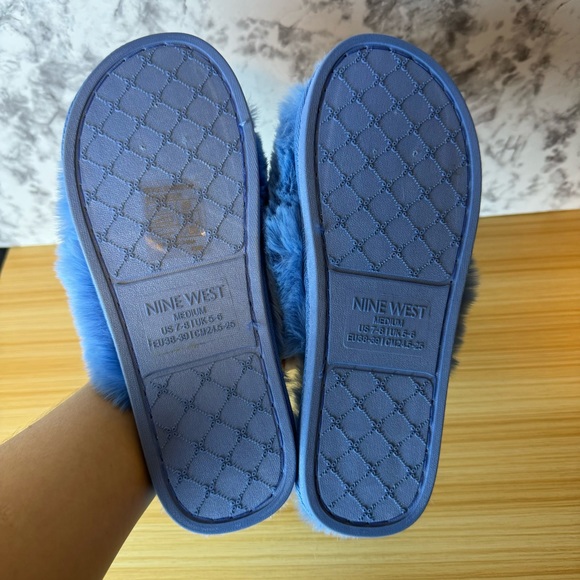 New Nine West Womens Faux Fur Cross Desing Slippers Confortable Size 7-8 . - Picture 7 of 7